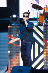 独家：雪莉男友崔子亮相爱心慈善演唱会