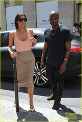 组图：卡戴珊吊带背心波涛汹涌 大秀丰满身材