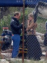 组图：德普新片变秃老头 与未婚妻片场缠绵湿吻