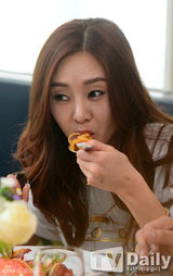 组图：韩星G.NA录中国节目大口吃意面