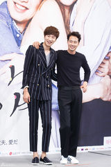 组图：孔孝真带伤上阵携赵寅成宣传新剧