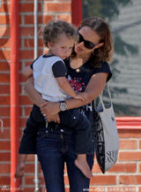 组图：娜塔莉波特曼抱爱子漫步 小家伙黑脸无视