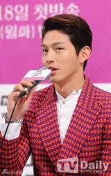 组图：刘仁娜出席发布会 高腰短裙秀美腿