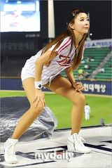 组图：韩星Lady Jane任棒球比赛开球嘉宾