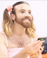 组图：“胡子小姐”代言日本游戏 口味重难直视