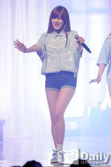 组图：Apink清凉牛仔装亮相 甜美活泼萌翻全场