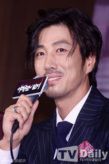 组图：《巡夜人》丁一宇郑允浩西服亮相显英气