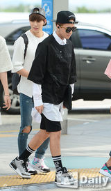 组图：韩团VIXX现身机场 呆萌酷帅魅力足