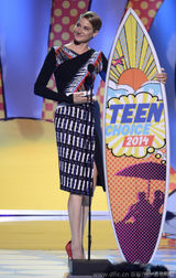 组图：青少年选择奖卡戴珊姐妹争艳 赛琳娜性感