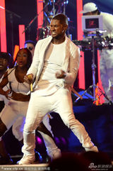 组图：亚瑟小子白衣现身大玩音乐显帅气