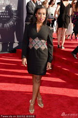 组图：阿杜巴紧身黑裙亮相 皱纹、牙缝尽显不堪