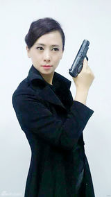 组图：《我是赵传奇》翁虹女特工造型时尚多变