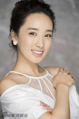 组图：李艳白色系写真 笑容灿烂明艳照人