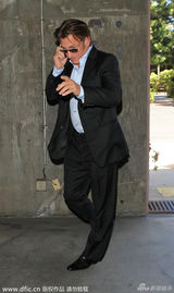 组图：塞隆黑衣平底鞋就医疑怀孕 西恩潘当爹？