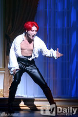 组图：JYJ金俊秀参演音乐剧 饰红发吸血鬼