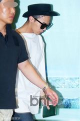 组图：GD权志龙潮装现身机场 墨镜难掩憔悴面容