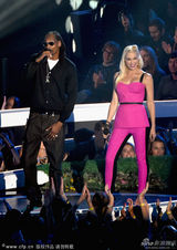 组图：说唱歌手SnoopDogg墨镜look酷帅亮相红毯