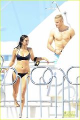 组图：妮娜与小男友游船秀身材 画面太美不敢看