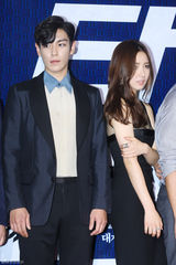 独家：崔丹尼尔宣传新片戴眼镜似哈利波特