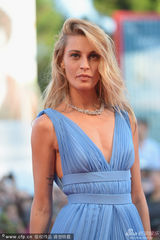 组图：威尼斯开幕 超模Sveva Alviti摆动蓝色裙