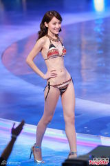 组图：港姐泳装环节吸睛 挺美乳扭蛮腰热辣辣