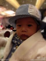 组图：洪天明为子摆百日宴 洪金宝幸福抱乖孙