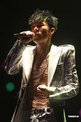 高清组图：许志安香港性感开唱 郑秀文现身不许求婚