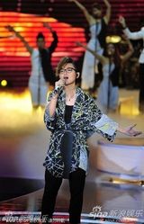 组图：第26届金鹰奖闭幕式周笔畅现场献唱