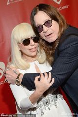 组图：GaGa古典白裙现格莱美晚宴 胸门大开性感