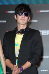 组图：吴建豪戴黑钻耳机压轴走秀 空运礼物表孝心