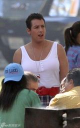 高清图：亚当-桑德勒洛杉矶拍新片 纯爷们变大甜妞