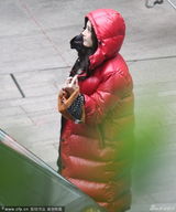 组图：杨幂挺孕肚赶戏显臃肿 拿气球表情呆萌