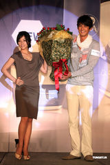 组图：陈怡蓉郭品超亲密代言 现场示爱热度破表