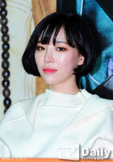 组图：河智苑宣传《美女三剑客》撩发秀美腿