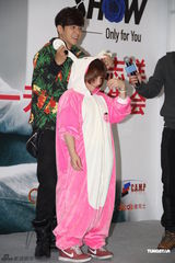 组图：罗志祥穿花衣签售 展现搞怪本色粉丝爆棚