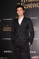 组图：伍佰着及膝裙压轴走秀 杨乃文飘逸相伴