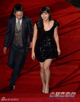 组图：秀智黑色亮片裙走红毯大秀美腿