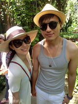 组图：高云翔董璇巴厘岛沙滩漫步大秀恩爱