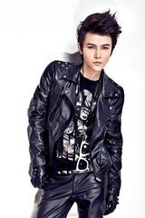 幻灯图：孙坚最新时尚大片 红色偶像演绎文艺痞男