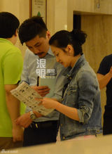 组图：张瑶与老公看话剧秀恩爱偶遇张亚东