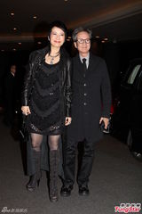 组图：吴千语与林峰合体现身秀钻戒 下车险走光