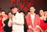 组图：贾青群英盛典与赵本山上台许新年愿望