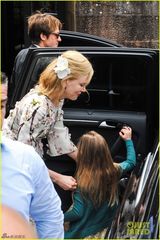 组图：妮可-基德曼鲜花装抱爱女 小萝莉呆萌