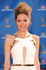 高清组图：艾美奖红毯 萝丝-拜恩白色挂脖礼服