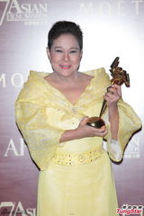 组图：亚洲电影大奖影帝影后捧奖杯合影