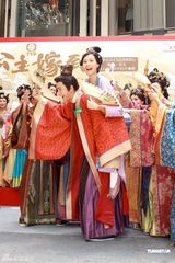 组图：佘诗曼新剧变刁蛮公主 开机仪式与陈豪搞笑