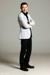 组图：张子健拍写真 化身精英男士展熟男典范