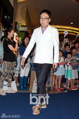 组图：朴明秀白衣亮相《蓝精灵2》蓝毯活动