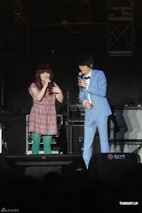 组图：方大同台北小巨蛋开唱 绯闻女友薛凯琪助阵