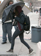 组图：暮光女颓废装现身片场 撑破伞快跑避狗仔